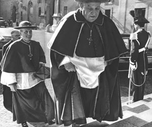 Le cardinal Roncalli arrivant au conclave en compagnie du cardinal Léger Le cardinal Roncalli arrivant au conclave en compagnie du cardinal Léger