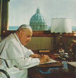 Jean XXIII à son bureau de la tour Saint-Jean, en septembre 1962. Jean XXIII à son bureau de la tour Saint-Jean, en septembre 1962.