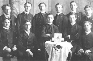 Le groupe d'Action catholique de Valleyfield, en 1906. Le groupe d'Action catholique de Valleyfield, en 1906.