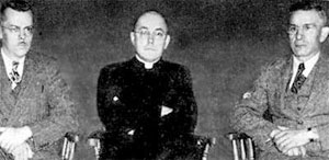À gauche, Armand Larivée, président local du syndicat de l'amiante ; au centre, le curé Camirand et à droite, Rodolphe Hamel, président régional du syndicat de l'amiante. À gauche, Armand Larivée, président local du syndicat de l'amiante ; au centre, le curé Camirand et à droite, Rodolphe Hamel, président régional du syndicat de l'amiante.