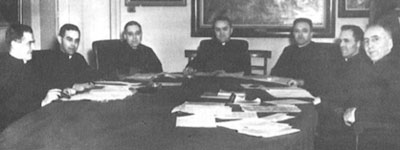 Membres de la Commission sacerdotale d'études sociales en 1949. Au centre, Mgr Leclaire. Membres de la Commission sacerdotale d'études sociales en 1949. Au centre, Mgr Leclaire.