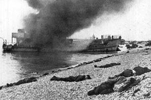 Une péniche échouée sur la plage de Dieppe. Une péniche échouée sur la plage de Dieppe.