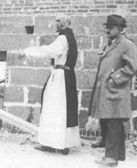 Dom Pacôme sur un chantier Dom Pacôme sur un chantier