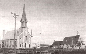 L'église construite avec les pierres transportées sur le pont de glace de 1879 et la 1re église. L'église construite avec les pierres transportées sur le pont de glace de 1879 et la 1re église.