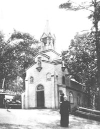 Le Bienheureux Frère André devant l'Oratoire Saint-Joseph (1912).