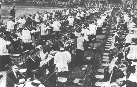 105 couples jocistes s'unissent devant Dieu au congrès de 1939. 105 couples jocistes s'unissent devant Dieu au congrès de 1939.