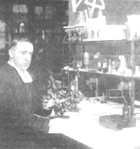 Le frère Marie-Victorin dans son laboratoire Le frère Marie-Victorin dans son laboratoire
