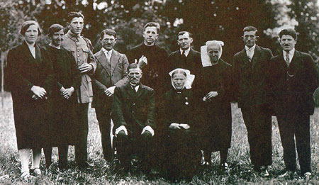 Frère Pierre Henry (au centre), avec ses parents et huit de ses onze frères et sœurs. Frère Pierre Henry (au centre), avec ses parents et huit de ses onze frères et sœurs.