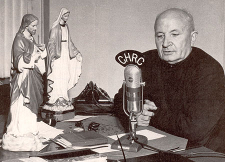 Père Lelièvre prêchant une retraite à la radio. Père Lelièvre prêchant une retraite à la radio.