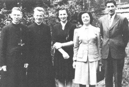 Le Père Villeneuve, l'abbé Cardijn, et trois jocistes canadiens. Le Père Villeneuve, l'abbé Cardijn, et trois jocistes canadiens.
