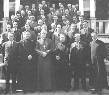 Retraite de chefs d'entreprises en mai 1945. À gauche de Mgr Charbonneau, le Père Bouvier, et à la droite du 1<sup>er</sup> rang, l'abbé Dion. Retraite de chefs d'entreprises en mai 1945. À gauche de Mgr Charbonneau, le Père Bouvier, et à la droite du 1<sup>er</sup> rang, l'abbé Dion.