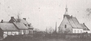 L'église de 1714 (aujourd'hui le petit sanctuaire) et le presbytère, avant 1891. L'église de 1714 (aujourd'hui le petit sanctuaire) et le presbytère, avant 1891.