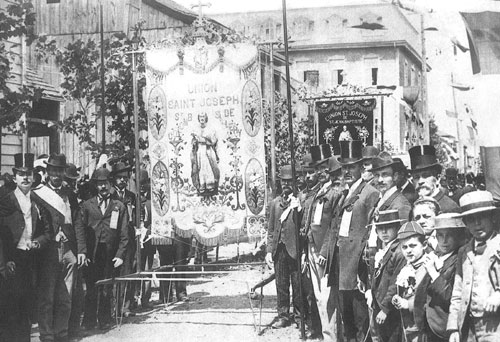 Les membres de l'Union Saint-Joseph de Sillery arborent fièrement leur bannière
lors du défilé de la Saint-Jean-Baptiste de 1895.