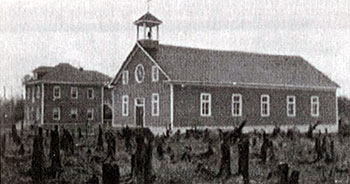 Première église de Hearst au milieu des souches calcinées. Première église de Hearst au milieu des souches calcinées.