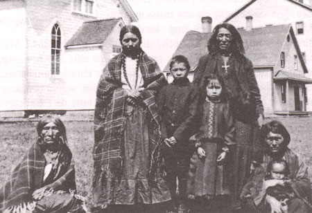 Famille cris visitant ses enfants à l'école.