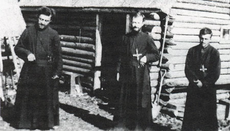 Le P. Dubeau entouré de deux frères à la mission de Island Lake (1926). Le P. Dubeau entouré de deux frères à la mission de Island Lake (1926).