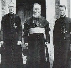 Mgr Charlebois avec à sa droite son frère Guillaume, et à sa gauche son frère Charles, directeur du Droit. Mgr Charlebois avec à sa droite son frère Guillaume, et à sa gauche son frère Charles, directeur du Droit.