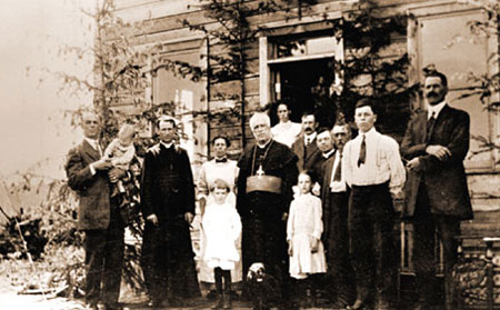 Mgr Latulipe en visite chez une famille de colons.