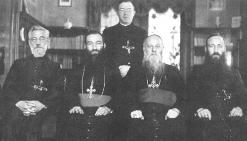 Mgr Lacroix et Mgr Turquetil entourés de quelques missionnaires Oblats. Mgr Lacroix et Mgr Turquetil entourés de quelques missionnaires Oblats.
