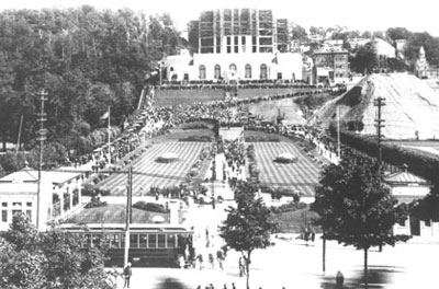 Les pèlerins se présentent à l'Oratoire pour la Fête du Travail de 1927. Les pèlerins se présentent à l'Oratoire pour la Fête du Travail de 1927.