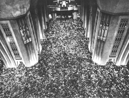 La foule à l'intérieur de la Basilique le 13 octobre 1960. La foule à l'intérieur de la Basilique le 13 octobre 1960.