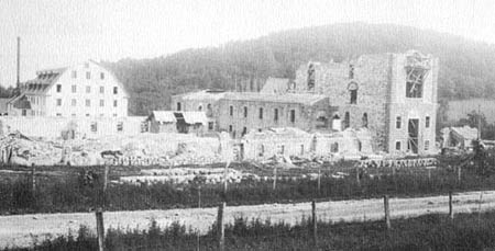 Les ruines du deuxième monastère et le monastère temporaire Les ruines du deuxième monastère et le monastère temporaire