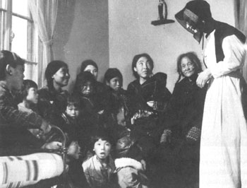Sœur Grise missionnaire avec des femmes inuit. Sœur Grise missionnaire avec des femmes inuit.