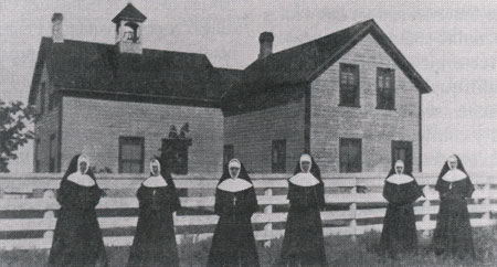 Un de ces couvents-écoles de l'Ouest canadien, celui de St-Vital des Sœurs de l'Assomption. Un de ces couvents-écoles de l'Ouest canadien, celui de St-Vital des Sœurs de l'Assomption.