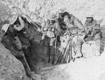 Soldats canadiens dans une tranchée conquise à la cote 70.