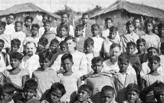 Frère Flavien avec un groupe d'élèves