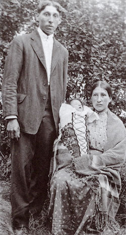 Jeune couple indien marié et catholique qui rayonne la vertu.