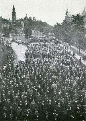 40 000 hommes escortent Notre-Dame à Ottawa.