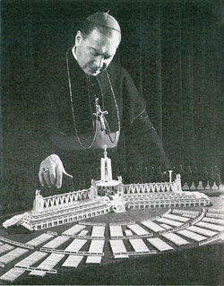 Mgr Vachon devant la maquette du reposoir.