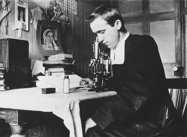 Le frère Marie-Victorin, au laboratoire de Longueuil, en 1906 Le frère Marie-Victorin, au laboratoire de Longueuil, en 1906
