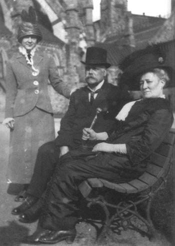 Alphonse Desjardins, sa femme Dorimène et une de leur fille Alphonse Desjardins, sa femme Dorimène et une de leur fille
