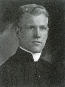 Maurice Baudoux, jeune curé dans les années 1930.