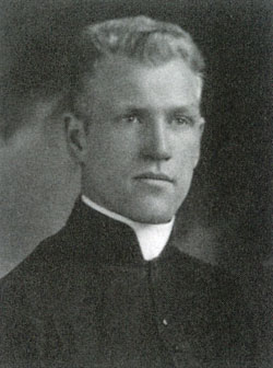 Maurice Baudoux, jeune curé dans les années 1930. Maurice Baudoux, jeune curé dans les années 1930.