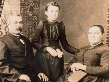 Délia avec son oncle Jean et sa tante Julie Délia avec son oncle Jean et sa tante Julie