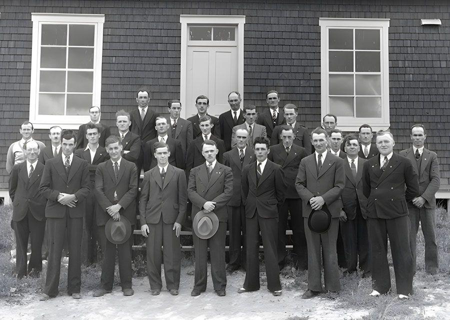 Groupe de coopérateurs à Roquemaure en 1943 Groupe de coopérateurs à Roquemaure en 1943