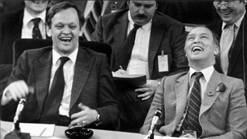 Chrétien et Trudeau après avoir rallié les provinces contre Lévesque Chrétien et Trudeau après avoir rallié les provinces contre Lévesque