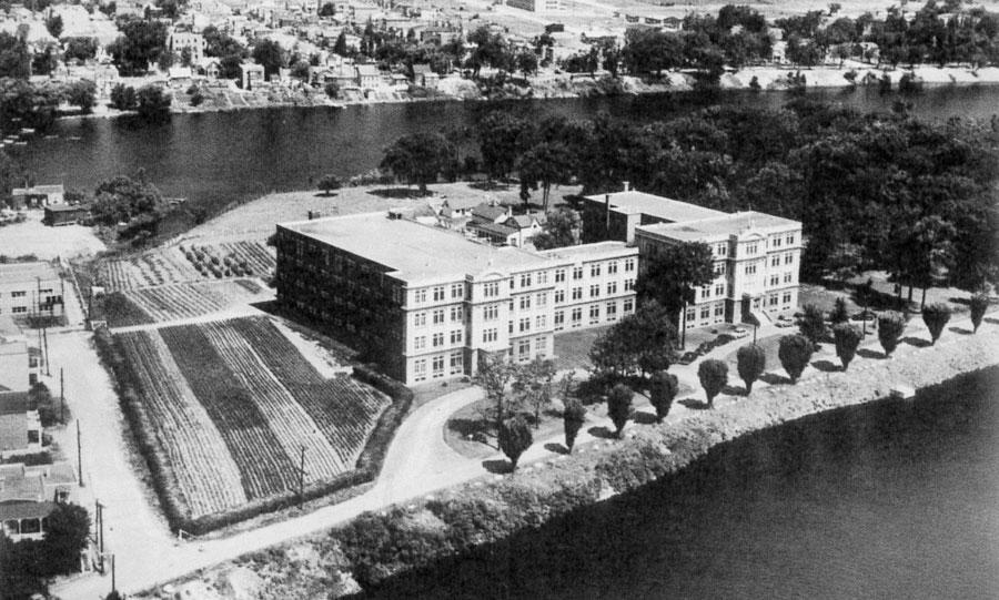 Le noviciat de Pont-Viau en 1934 Le noviciat de Pont-Viau en 1934