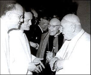 Le pape Jean XXIII, le cardinal Béa et le pasteur Schutz. Le pape Jean XXIII, le cardinal Béa et le pasteur Schutz.